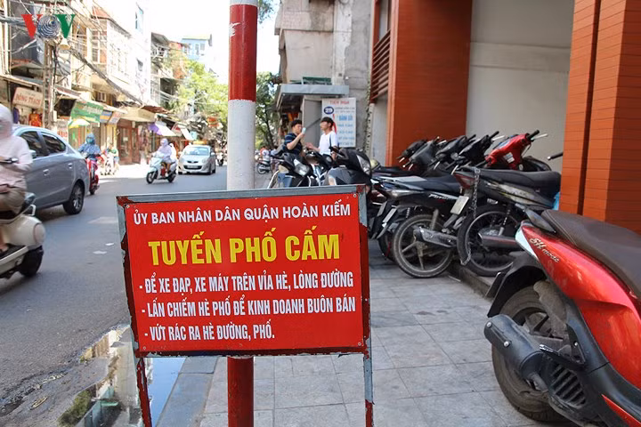 Biển cấm dường như chỉ là vật trang trí trên các tuyến phố.