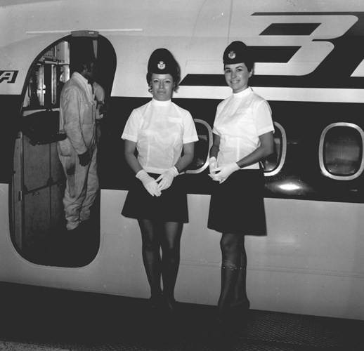 Đến những năm 1970, váy của các tiếp viên hàng không có vẻ như ngắn hơn một chút