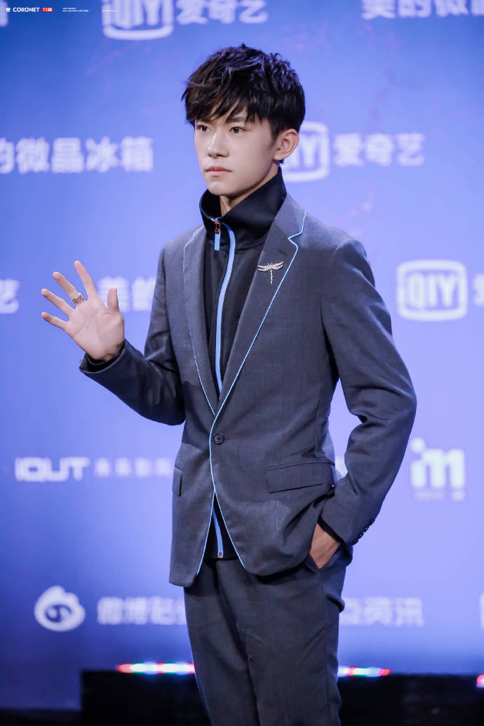 Thời gian gần đây nam ca sĩ đều phải đeo mái giả.