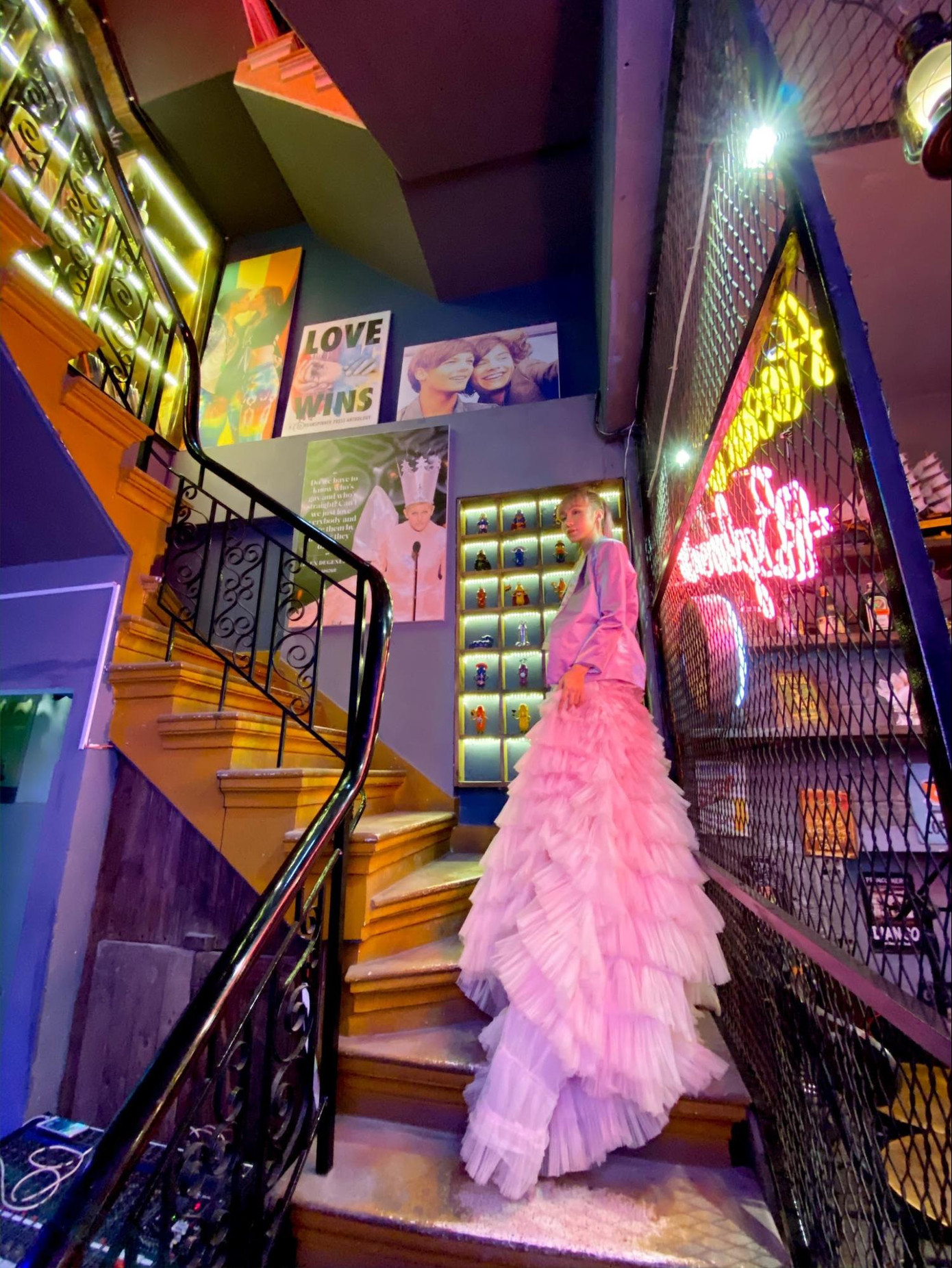 Lovewins được cộng đồng LGBT ủng hộ vì thông điệp ý nghĩa: tình yêu chiến thắng mọi khác biệt, ai cũng bình đẳng trong tình yêu. Ảnh: Người mẫu phi giới tính Vio Hồ&nbsp;