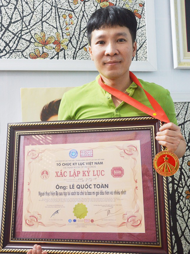 Tổ chức kỷ lục Việt Nam trao xác nhận kỷ lục: "Người thực hiện Bộ sưu tập túi xách tái chế từ bao mì gói đầu tiên và nhiều nhất". Tổ chức kỷ lục Việt Nam trao xác nhận kỷ lục: "Người thực hiện Bộ sưu tập túi xách tái chế từ bao mì gói đầu tiên và nhiều nhất".