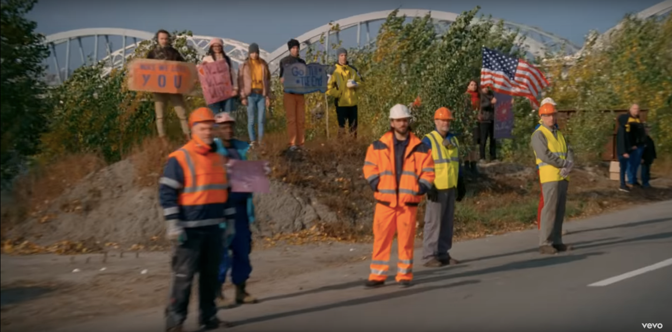 Những câu chuyện về phân biệt giai cấp, chủng tộc được phơi bày nhưng truyền thông lại không mấy quan tâm.