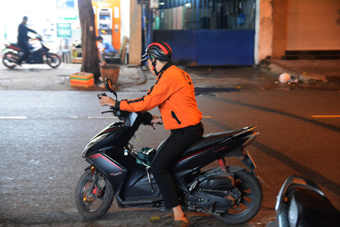 Anh Hảo tức tốc lên đường khi nhận đơn hàng vào 1 giờ sáng. Mỗi người giao hàng chạy trung bình 10 chuyến/đêm. Ảnh: HOÀI NHÂN.
