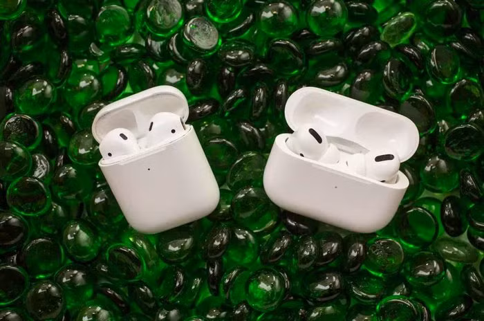 AirPods 2 (bên trái) và AirPods Pro (bên phải). (Ảnh: CNET)