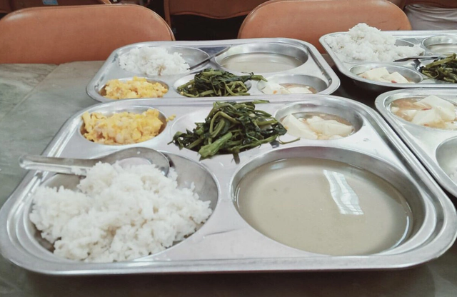 Hình ảnh suất ăn lèo tèo của Trường tiểu học Ái Mộ B do phụ huynh phản ánh trên mạng xã hội.