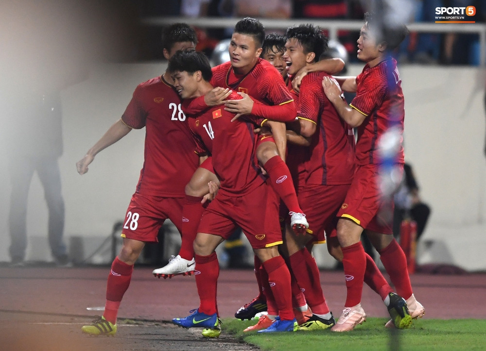 Quang Hải đã dành cả thanh xuân để "bắt" Công Phượng cõng sau khi tuyển Việt Nam ghi bàn. (Ảnh: Sport5)