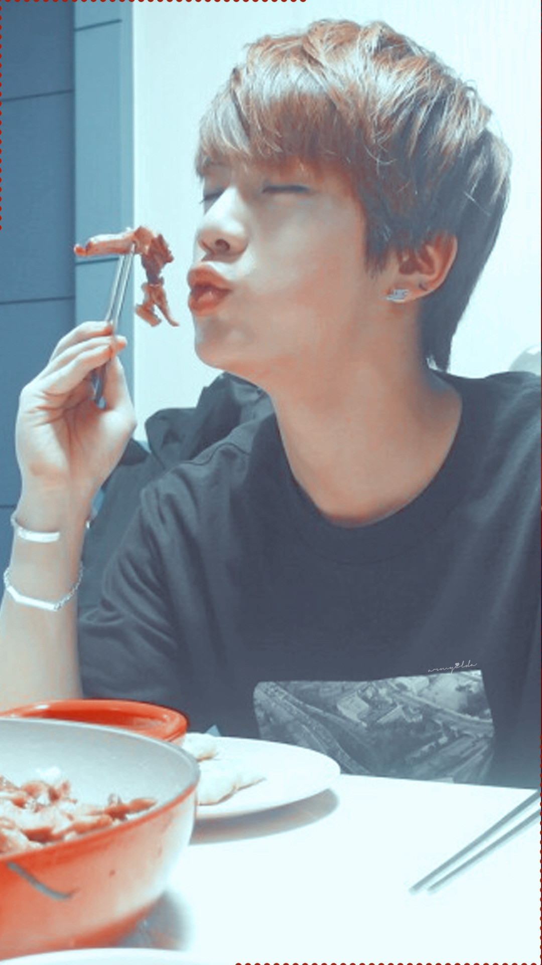 ARMY còn phải rỉ tai nhau rằng lúc đói bụng thì đừng nên xem Jin ăn, không thì khổ tâm lắm.