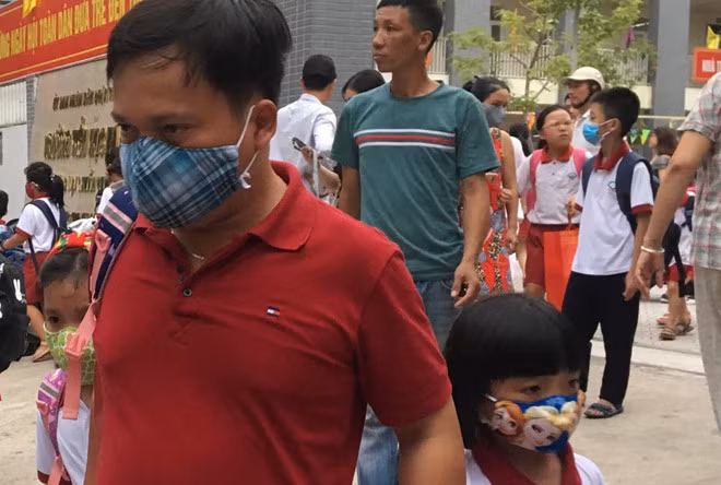 Nhiều phụ huynh, học sinh tại trường Tiểu học Hạ Đình lo lắng về sức khỏe của con em mình. Ảnh: Q.Q.