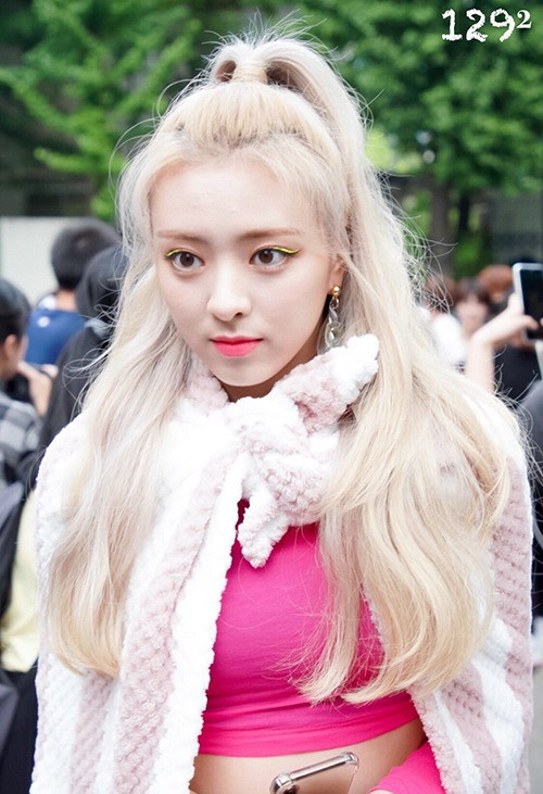 Từ khi debut đến nay, idol 16 tuổi của ITZY luôn gắn với những kiểu tóc màu nổi. Sau lần để tóc đỏ nổi bật, Yuna tiếp tục nhuộm màu vàng hoe. NPhong cách ăn mặc ngập tông hồng càng giúp Yuna trông như búp bê Barbie.