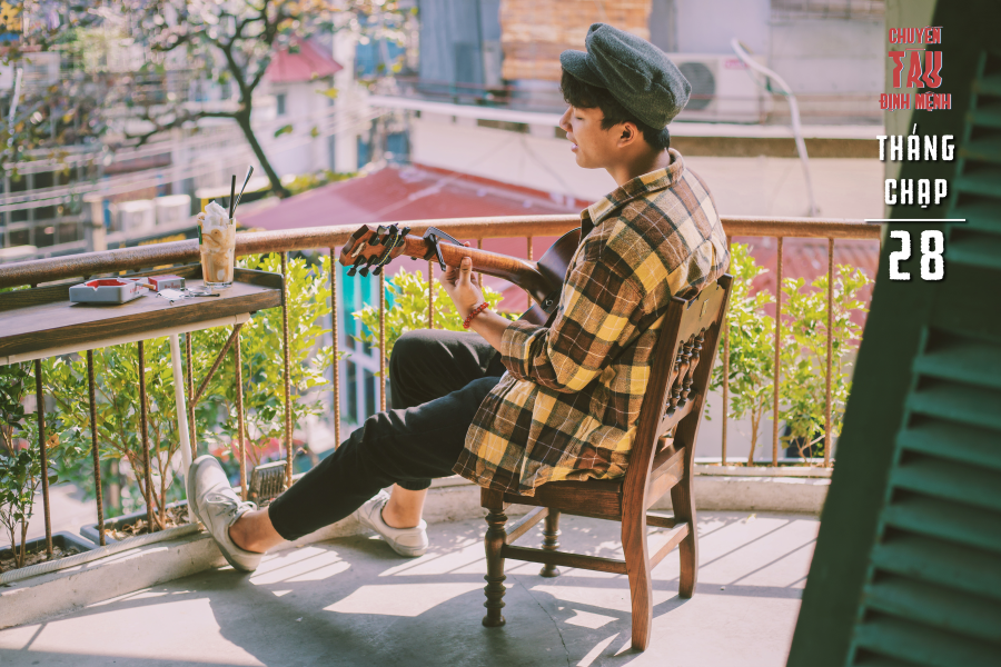 Chàng trai ngắm nhìn và cảm nhận vẻ đẹp của Hà Nội trong những ngày cuối năm trước khi trở về bên gia đình.