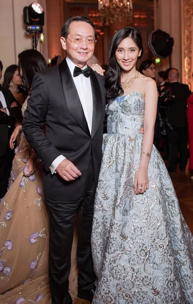 Angel Lee (Lý Lãng Di) và người bố giàu có Lý Trí Khang.