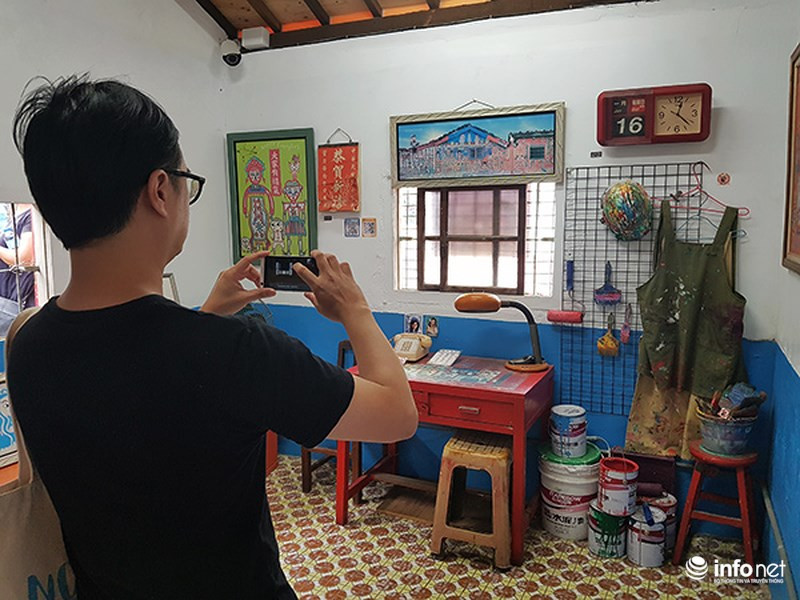 Du khách đến tham quan nơi làm việc của cụ ông Huang Yung-Fu