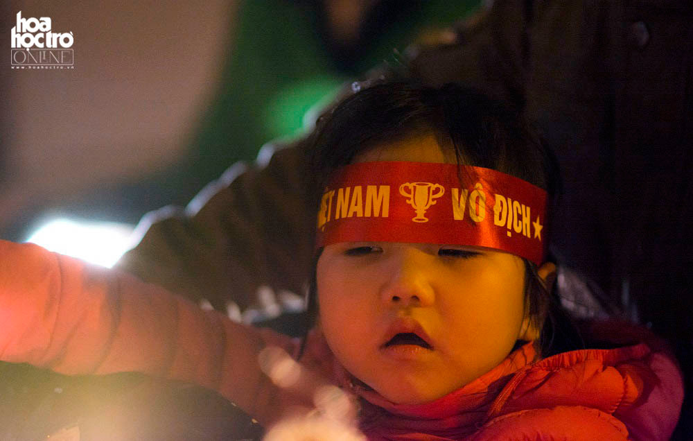 Khi bạn buồn ngủ mà bố mẹ bạn vẫn kéo bạn ra đường đi bão.