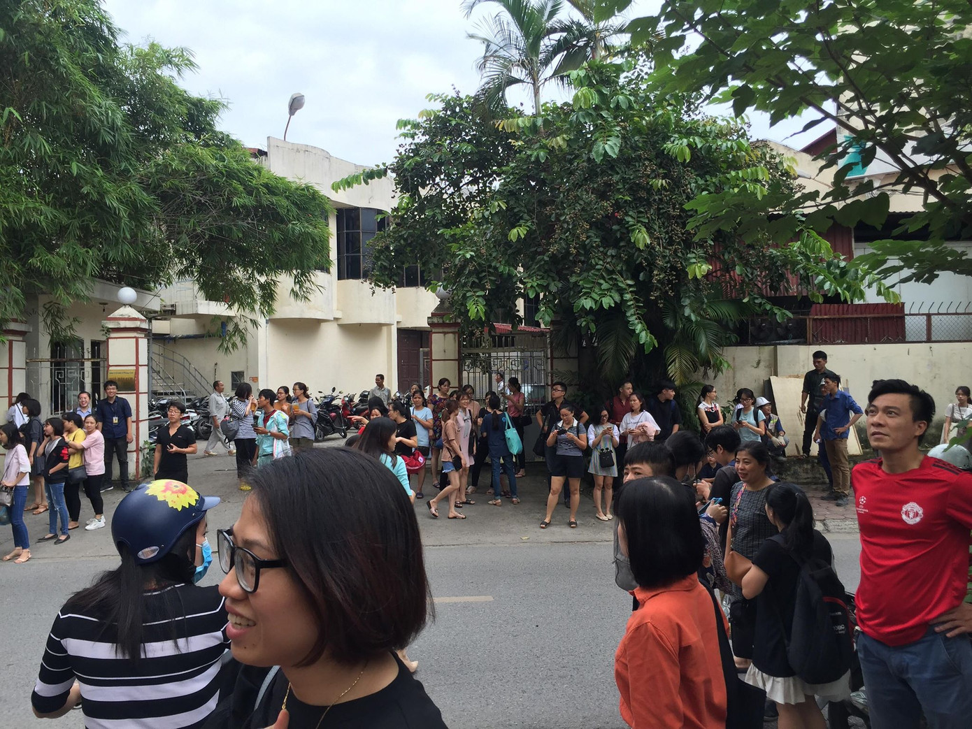 Nhân viên tại tòa nhà Kim Khí Thăng Long hoảng sợ.