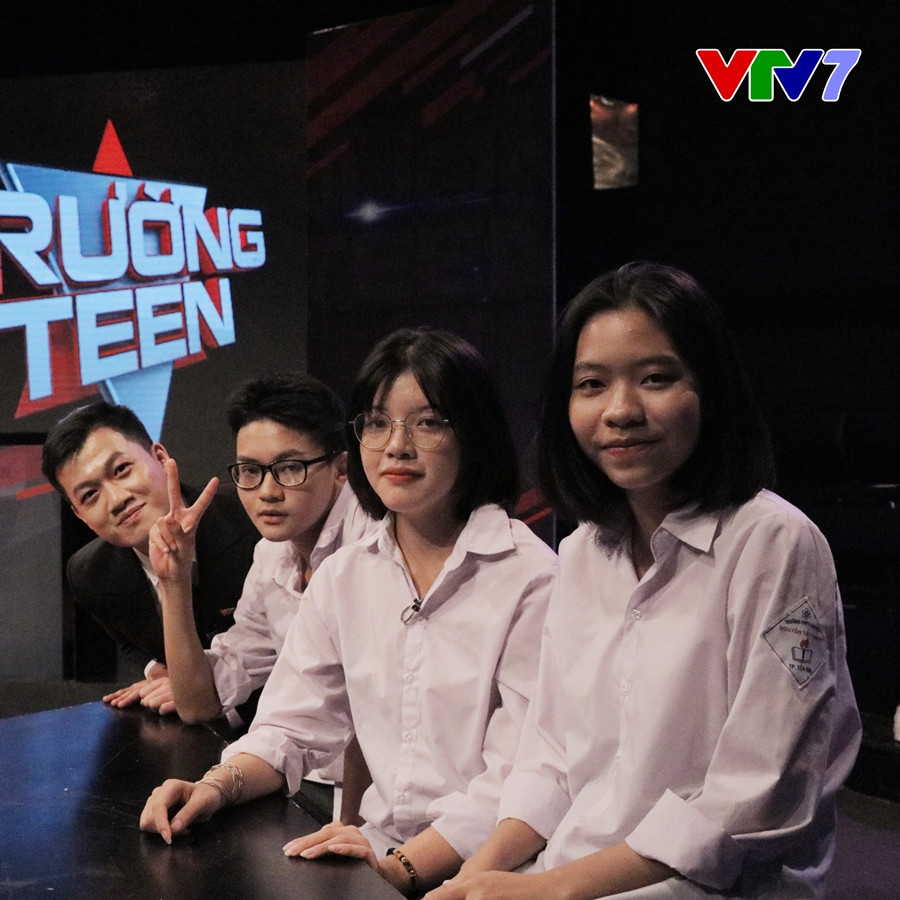 Đội thi trường THPT chuyên Nguyễn Tất Thành (Yên Bái).