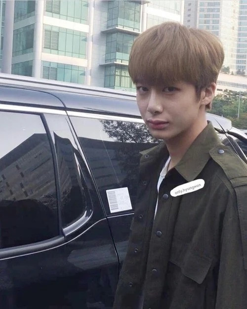 Hyungwon có thể không nổi tiếng như những cái tên kể trên, nhưng về khoản đẹp bất chấp cam thường thì cũng đáng nể lắm.