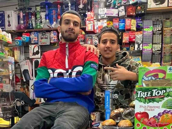 Anh Alwan (trái) và em trai.