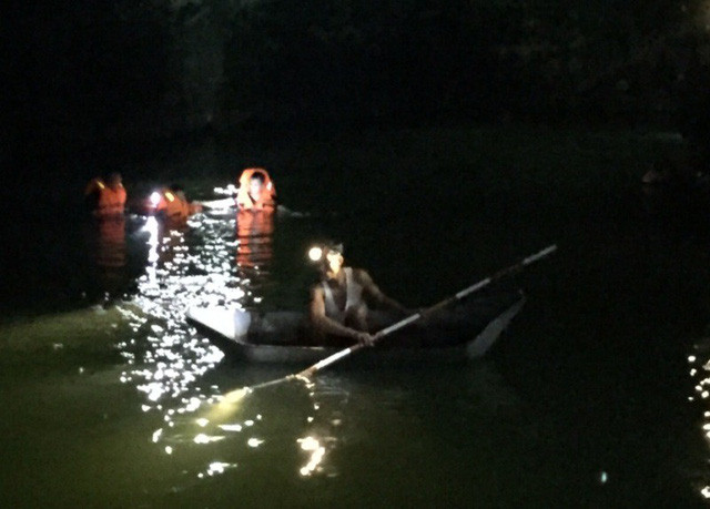 Công tác tìm kiếm gặp nhiều khó khăn do trời tối, nước sâu.