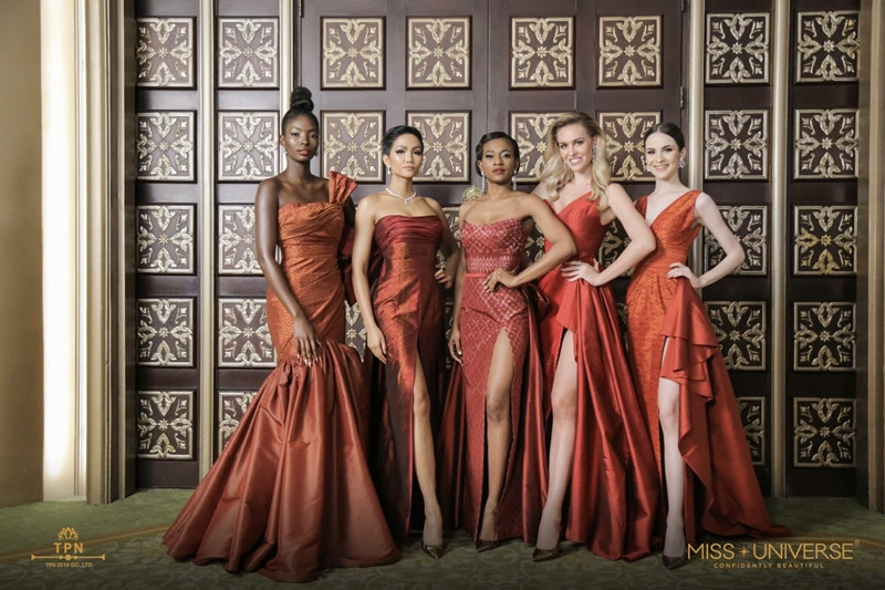 H&apos;Hen Niê rạng rỡ tham gia một bữa tiệc trong khuôn khổ cuộc thi.