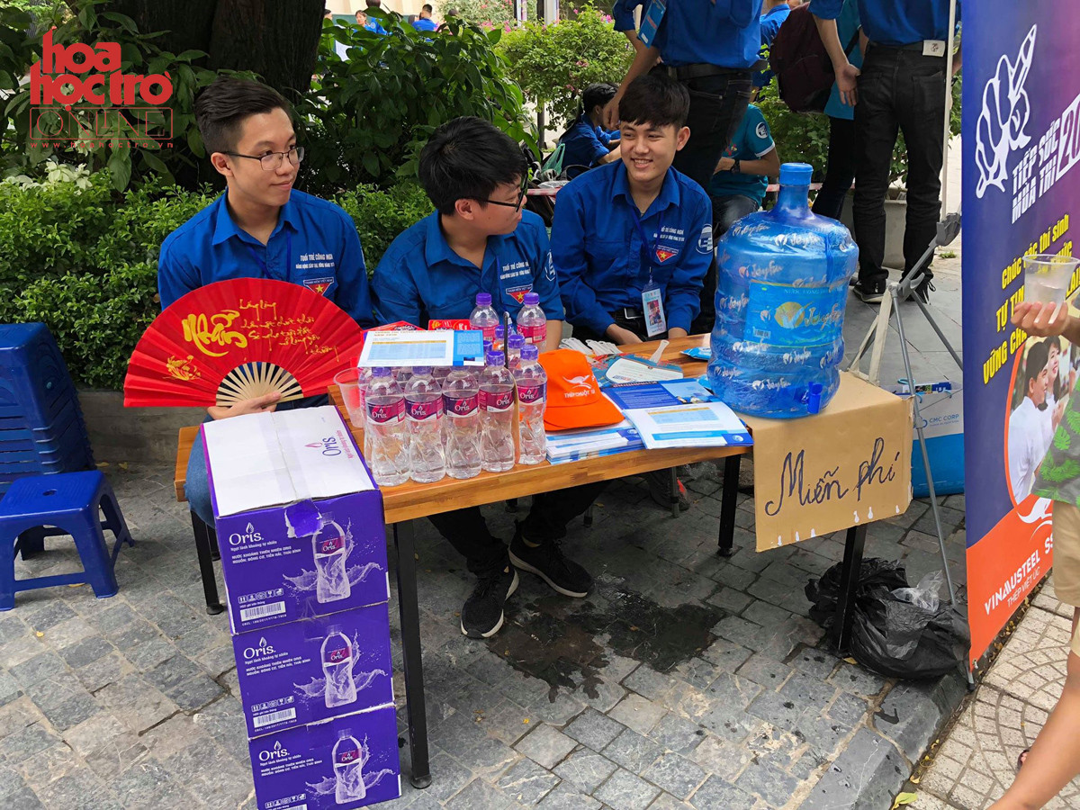 Sinh viên tình nguyện đã chuẩn bị sẵn bánh và nước cho teen cùng người nhà.