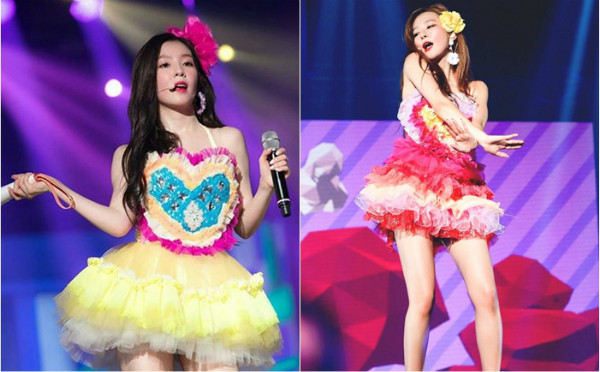 Trang phục diễn của Red Velvet trong concert riêng cũng bị fan than trời là quá ngắn. Stylist rõ ràng biết các cô gái sẽ đứng trên bục cao, mà vẫn để họ diện váy vừa ngắn vừa xòe, có che chắn thế nào cũng không tránh khỏi lộ hàng.