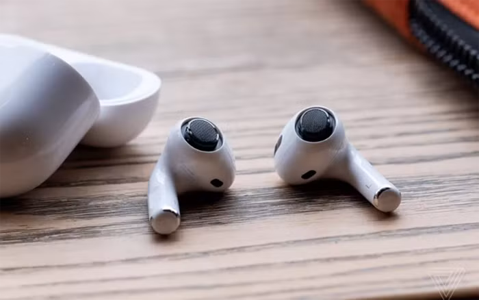 AirPods Pro và AirPods ở thời điểm hiện tại đang là những chiếc tai nghe không dây được yêu thích nhất trên thế giới. (Ảnh: The Verge)