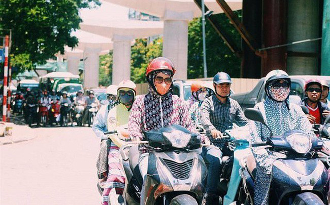 Nắng nóng oi bức khiến ai nấy đều phải trùm kín mít mỗi khi ra đường.