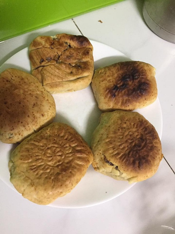 Thoạt nhìn qua ai cũng tưởng đây là bánh chưng rán nhưng sự thật thì là do chủ nhân vụng về làm rơi bánh ngay khi vừa ra lò mà thôi! (Ảnh: Dao Minh Ngoc)