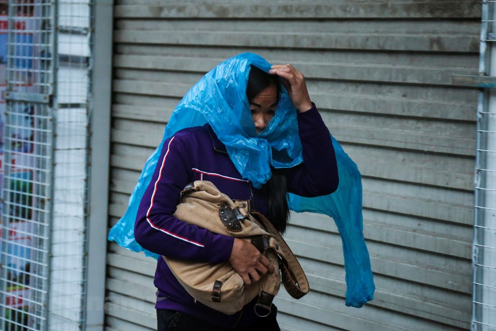 Mặc dù nhiệt độ này chưa phải quá thấp nhưng là đợt rét đầu mùa và mưa rải rác khiến người đi đường phải co ro vì lạnh.