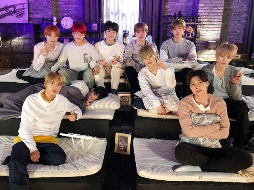 NCT 127 trong buổi Vlive trò chuyện với fan.