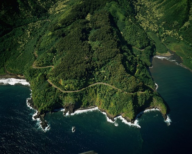 Hana, Hawaii. Con đường dài 112km này kết nối Kahului và Hana trên đảo Hawaii. Con đường hẹp, quanh co này kết nối 59 cây cầu, 46 cây cầu trong số đó chỉ có một làn đường. Con đường này thường xuyên đóng cửa do sạt lở đất.