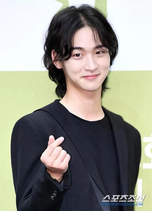 Nam diễn viên Jang Dong Yoon giả gái cực ngọt trong bộ phim Tiểu sử chàng Nok Du. Trong buổi họp báo phim, nam diễn viên gây chú ý với mái tóc dài, bồng bềnh có phần hơi nữ tính, nhưng lại rất hợp với nhân vật trong phim.