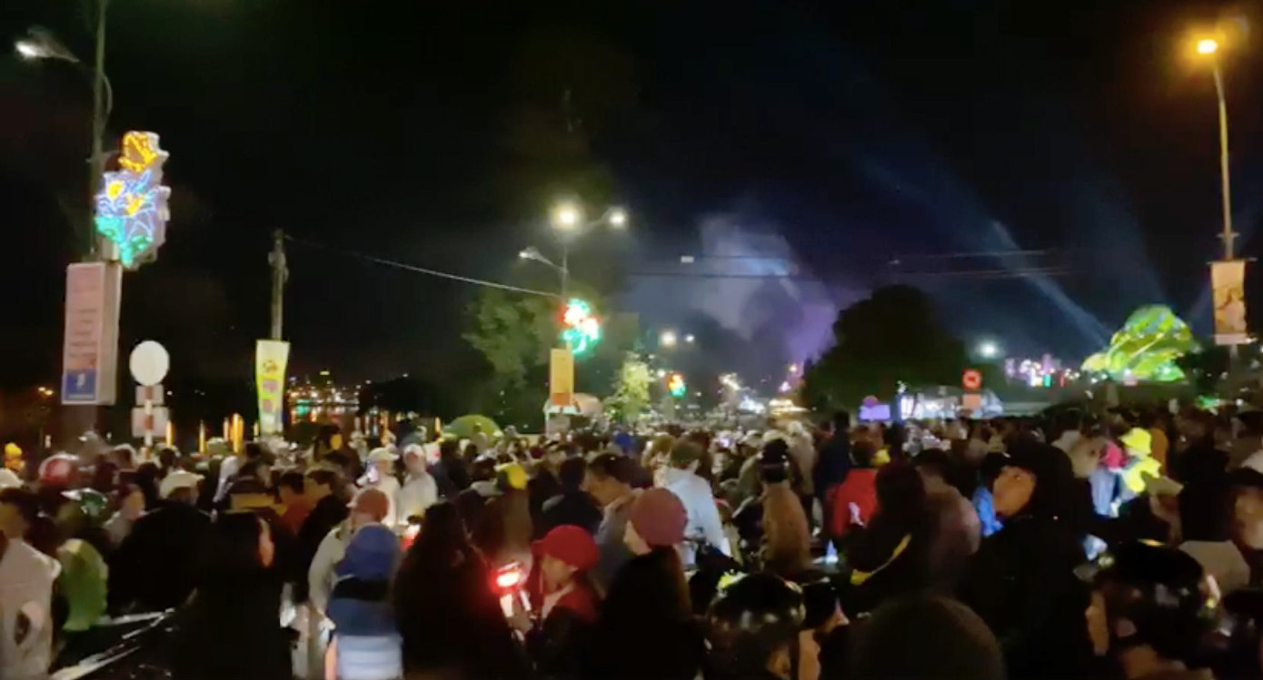 Cảnh tượng đông đúc đêm khai mạc Festival hoa ở Đà Lạt.