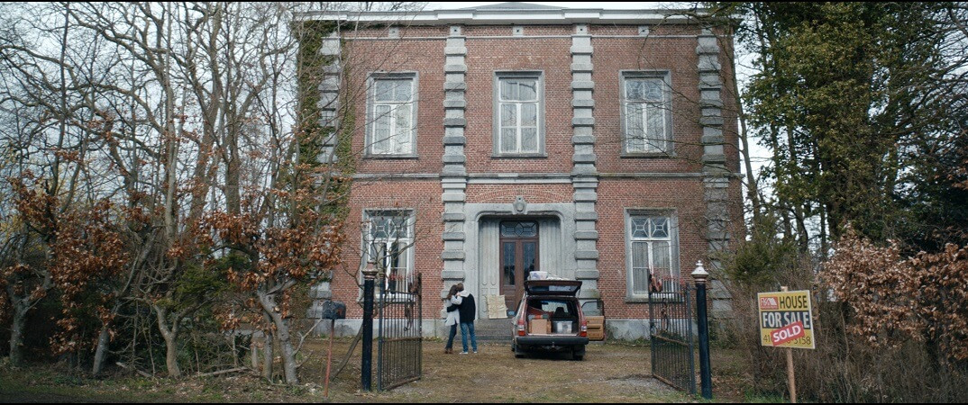 “Sweet home” của cặp vợ chồng trẻ trông bí ẩn và cổ kính.