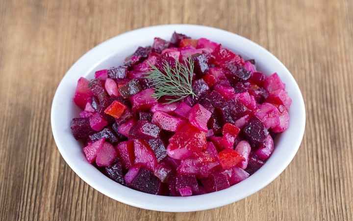 Vinegret- món ăn thay thế cho rau xanh. Đây là món salad gồm các loại củ được luộc chín là khoai tây, củ cải đường, cà rốt, dưa chua và đậu Hà Lan, được trộn đều với gia vị và dầu hướng dương. Vinegret- món ăn thay thế cho rau xanh. Đây là món salad gồm các loại củ được luộc chín là khoai tây, củ cải đường, cà rốt, dưa chua và đậu Hà Lan, được trộn đều với gia vị và dầu hướng dương.