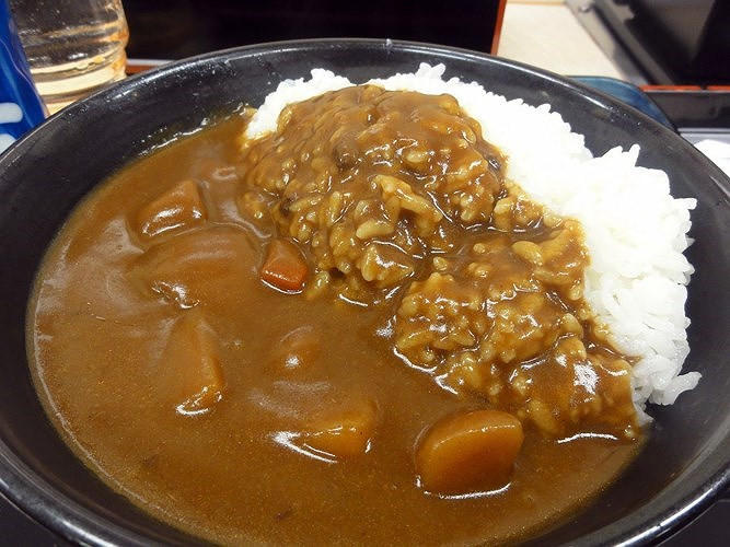 Cà ri Nhật Bản được dùng chung với cơm hoặc mì soba hoặc udon. Đây là món ăn chỉ cần nhắc đến thôi, cũng có thể khiến người đã từng thưởng thức 