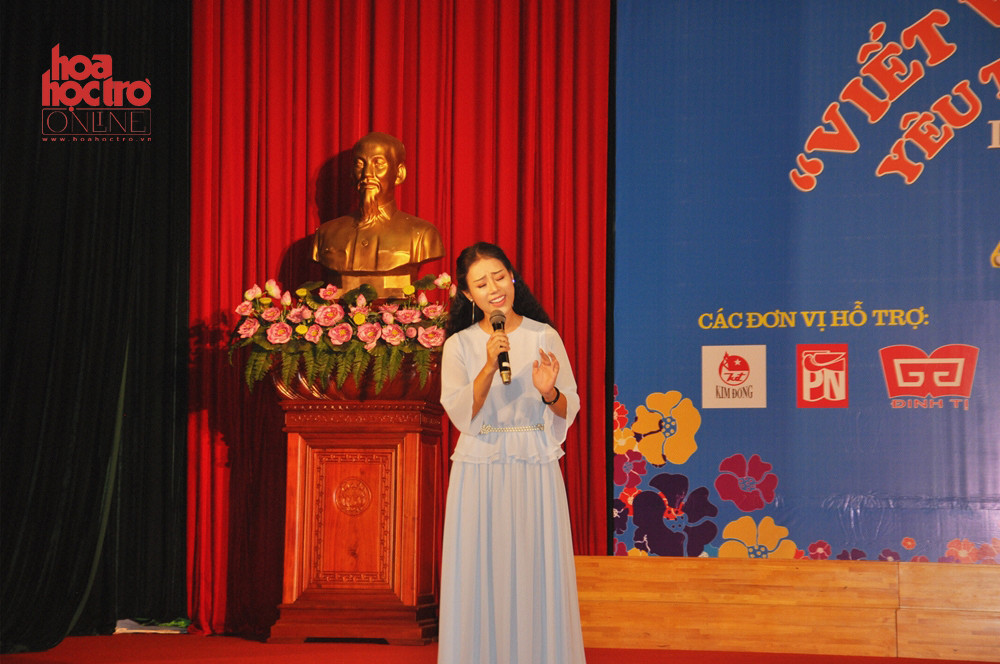 Lễ trao giải còn trở nên hấp dẫn hơn nhiều với các tiết mục văn nghệ.