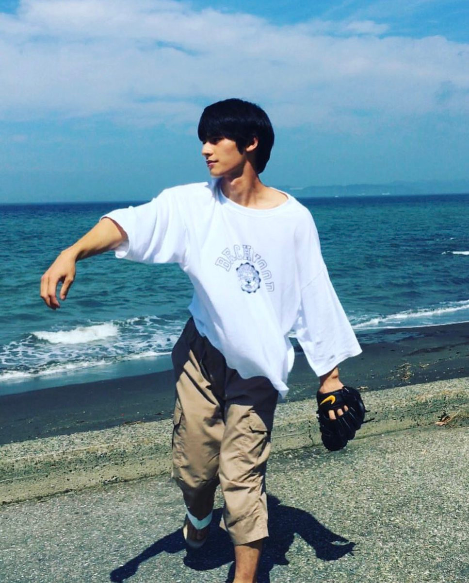 Okada Kenshi rất thích bóng chày.