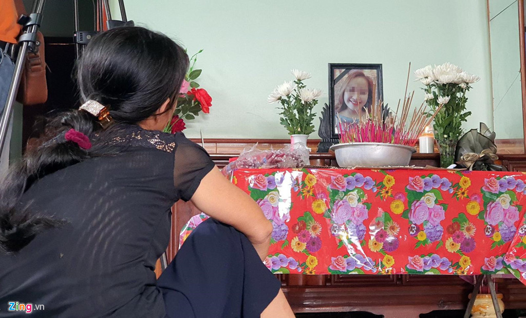 Gia đình Bùi Thị Nhung lập bàn thờ em sau nhiều ngày không thể liên lạc được. Ảnh: Hoàng Lam.