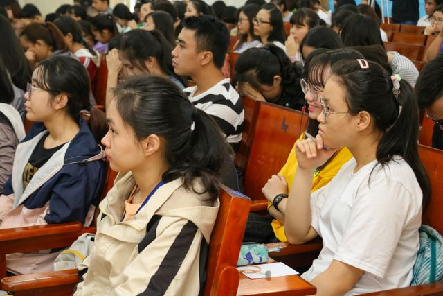 Sinh viên lắng nghe những chia sẻ của bác sĩ Quang.