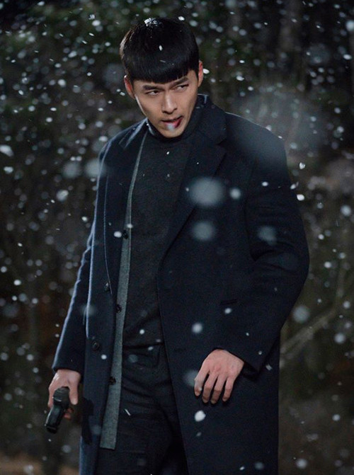 Phong cách ăn mặc đơn giản nhưng tôn lên vẻ cool ngầu của Jung Hyuk, giúp anh làm nổi bật gương mặt như 