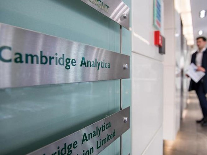 Vụ rò rỉ dữ liệu của khoảng 87 triệu người dùng Facebook qua công ty dữ liệu liên kết Cambridge Analytica của Anh, được cho là được sử dụng để gây tác động lên một loạt các hoạt động chính trị trước đó.