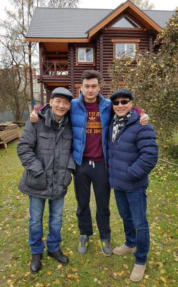 Văn Lâm bên hai người bố của mình, những người đã luôn ủng hộ và động viên anh trên con đường theo đuổi giấc mơ bóng đá.