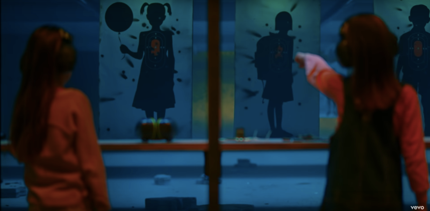 MV còn đề cập về vấn đề bạo lực, nạn sử dụng vũ khí không được kiểm soát đúng mực gây ra những vấn đề nghiêm trọng.