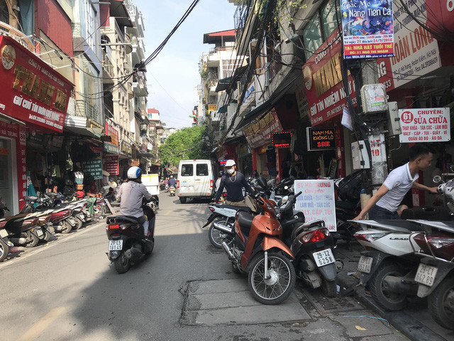 Nhiều cửa hàng trên phố Hà Trung đều có giá mua vào và bán ngoại tệ ra tương đương nhau. Nhiều cửa hàng trên phố Hà Trung đều có giá mua vào và bán ngoại tệ ra tương đương nhau.