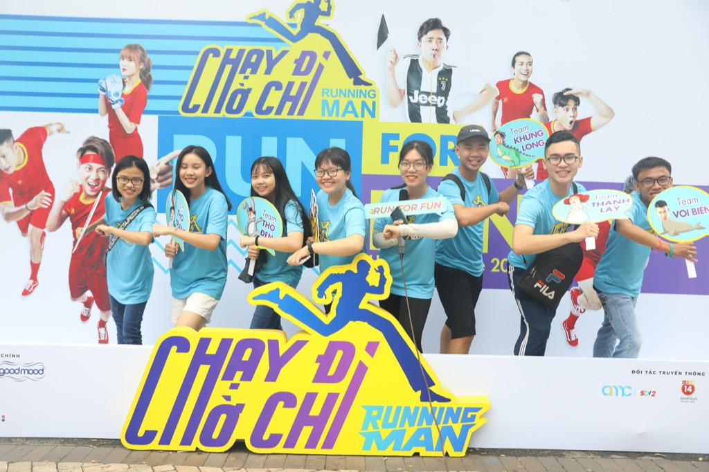 Hàng trăm fan háo hức tham gia đường chạy cùng các thành viên "Chạy Đi Chờ Chi" ảnh 6