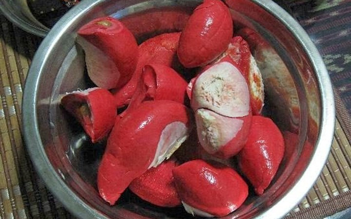 Nếu so sánh với sầu riêng Việt thì sản phẩm này có giá khá bình dân. Tuy nhiên, khi được nhập về Việt Nam vì là hàng lạ, lại ít người bán nên chúng được đội lên tới 17 lần. (Ảnh: Gia đình&Xã hội).