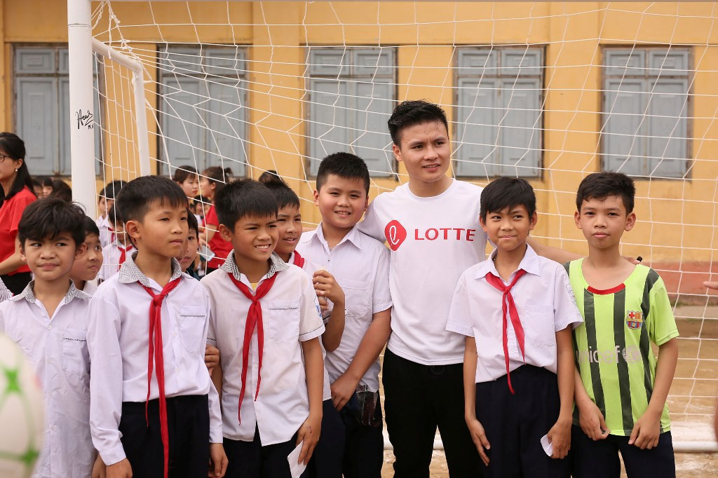"Cựu học sinh" Quang Hải khiến fan thích thú khi so tài cùng các "đồng môn nhí" ở trường cũ ảnh 2 "Cựu học sinh" Quang Hải khiến fan thích thú khi so tài cùng các "đồng môn nhí" ở trường cũ ảnh 2