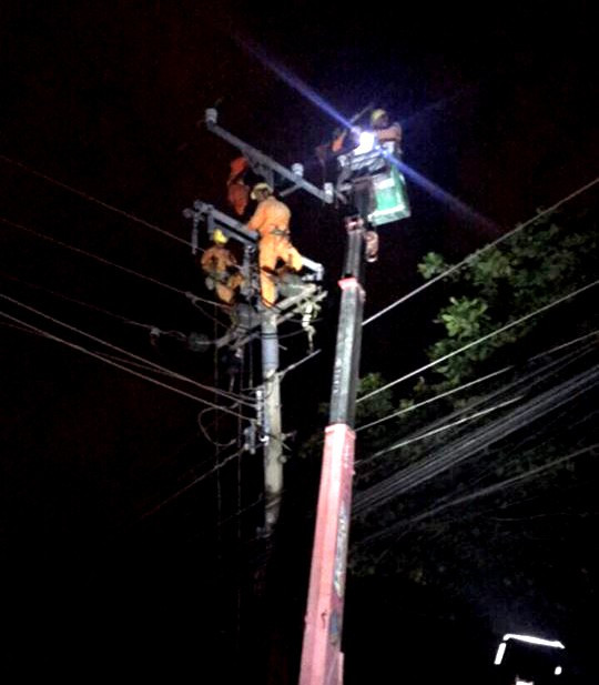 Tối 13/10, nhân viên điện lực đang khắc phục sự cố.