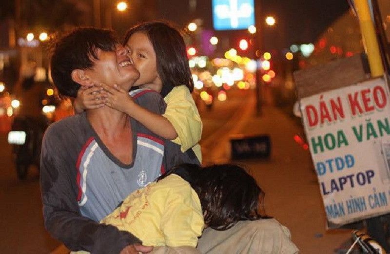 Chẳng cần giàu có xa hoa, cha con ta lúc nào cũng thương yêu nhau là đủ.